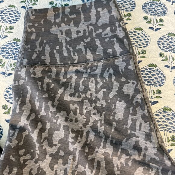 Lululemon 25" Leggings - Size 8 - Picture 4 of 5